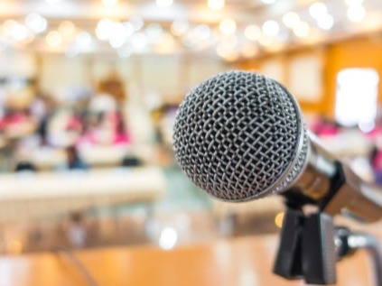 Micrófono en salón de conferencias