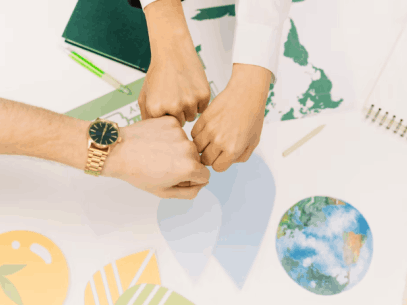 Manos unidas sobre mesa de trabajo