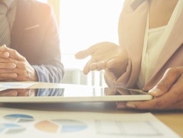 Personas conversando sobre negocios